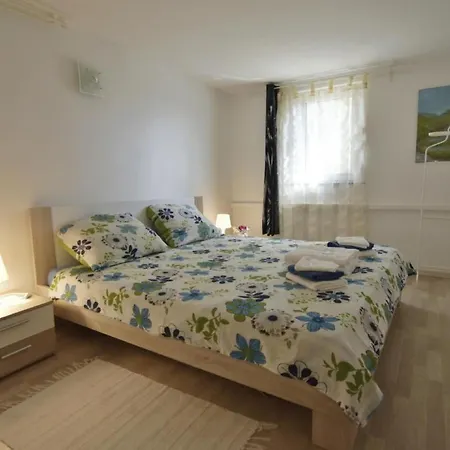 Mit Blick Auf Wasser By Interhome